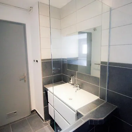شقة Calme Et Spacieux, Cite Et Ville A Pied, Wifi, 2 Chambres, 3 Lits *